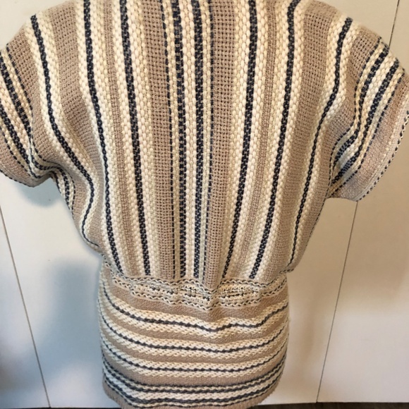 🕢 BRAND NAME CHICOS TOP LIKE NEW SIZE 1 - Picture 7 of 10